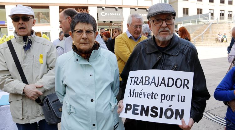 Dos jubilats, un dels quals sosté un cartell on es llegeix 'Trabajador, muévete por tu pensión' a Lleida aquest maig. ACN