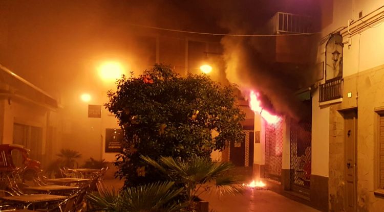 El moment de l'incendi amb les flames sortint de l'interior de la botiga