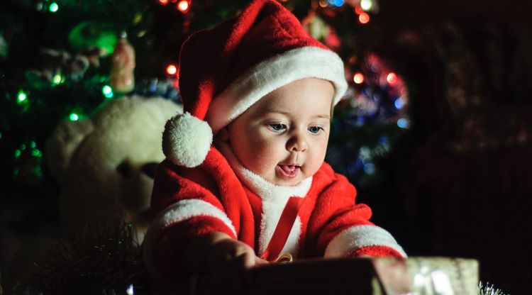 Un nado amb els regals de Nadal al davant. Oleg Sergeichik
