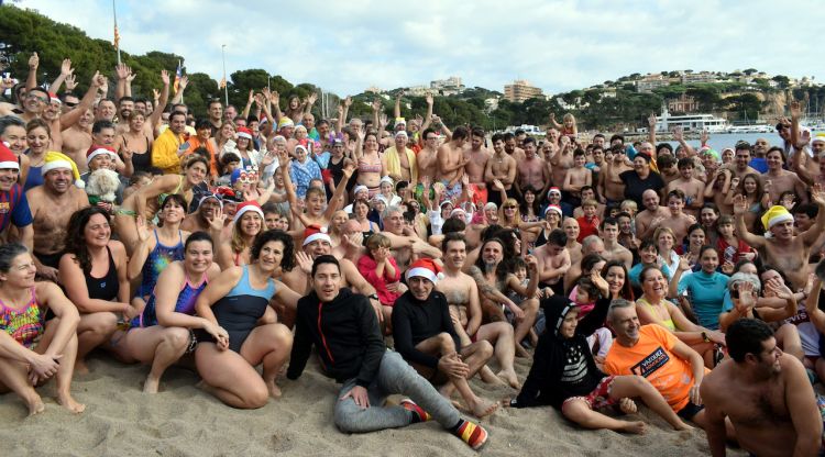 Foto de família de les gairebé 400 persones que han fet la primera remullada de l'any a la platja de Sant Feliu de Guíxols. ACN