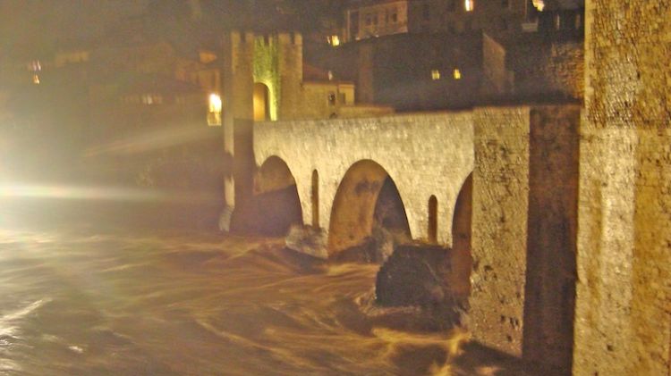 Aquest és l'aspecte que presentava ahir a la nit el riu fluvià al seu pas per Besalú © Carla Molas