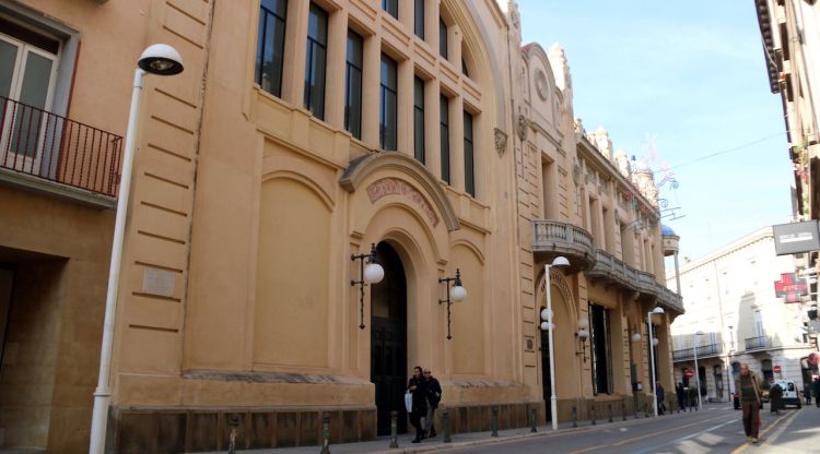 Façana exterior del Casino Menestral. ACN