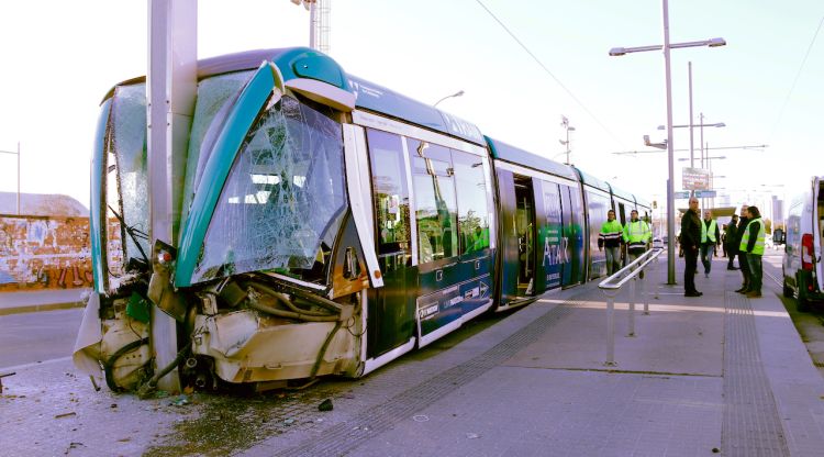 Imatge frontal del tramvia accidentat a Sant Adrià de Besòs. ACN