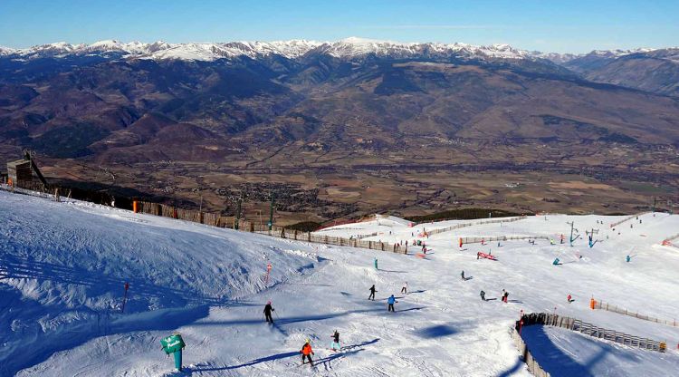 Less pistes de Masella amb esquiadors, ahir al migdia