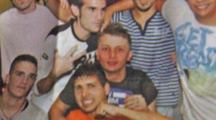 Óscar Cruz amb els seus amics (al centre amb samarreta negre) © ACN