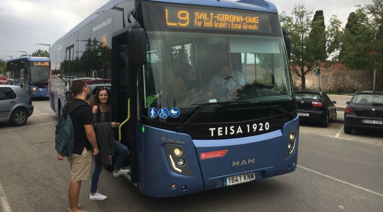 Estudiants pujant en un autobús