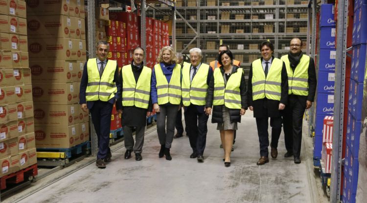 Visita de la directora general d'Indústria i altres representants del govern català a la fàbrica gironina de Frit Ravich. ACN