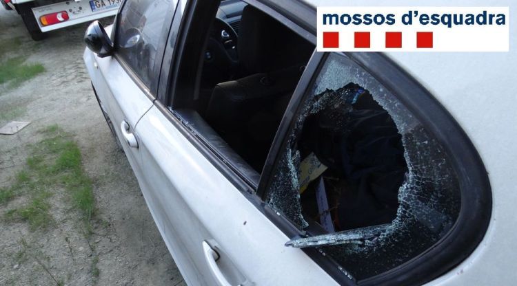 Un dels vehicles violentats