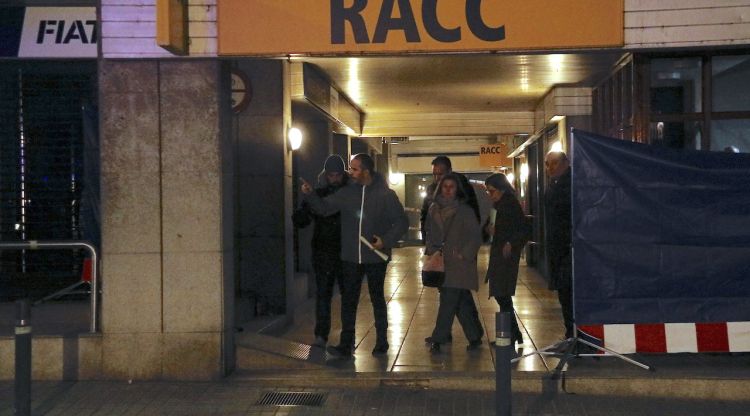 La comitiva judicial sortint després de fer la reconstrucció del crim a Banyoles. ACN