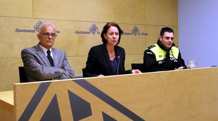 El regidor de la Policia Municipal, Eduard Berloso, l'alcaldessa, Marta Madrenas i l'inspector en cap de la Policia Municipal, Joan Jou. ACN