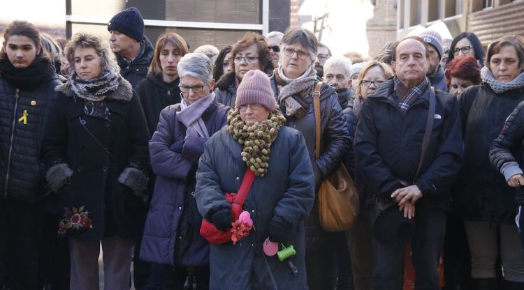 Aguns dels assistents als cinc minuts de silenci per condemnar la mort violenta a Banyoles. ACN