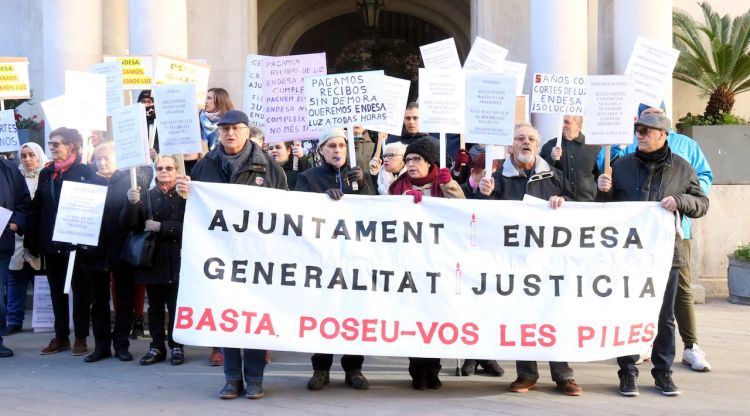 Els manifestants mostrant el seu enuig per una situació que porta 7 anys produint-se. ACN