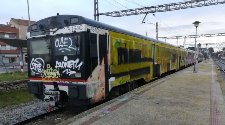 Tren pintat completament pels grafiters a l'estació de Cervera. Renfe