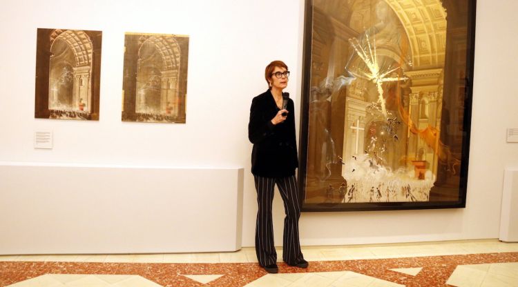 La directora dels museus de Dalí, Montse Aguer, amb els dos esbossos i 'Explosió de fe mística'. ACN