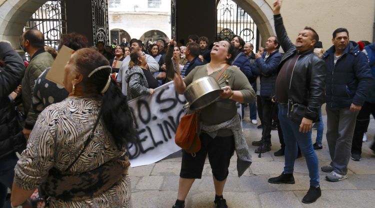 Alguns dels veïns de Font de la Pólvora entrant a dins del pati interior de l'Ajuntament de Girona per protestar en contra dels talls de llum. ACN