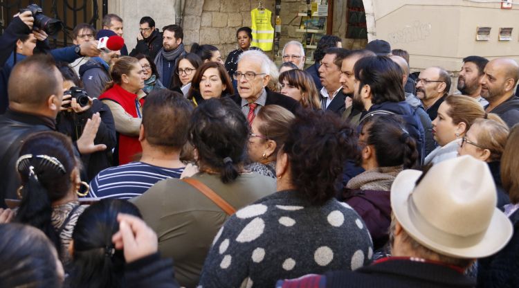 El regidor de barri de Font de la Pólvora, Eduard Berloso, assetjat pels veïns de la Font de la Pólvora. ACN