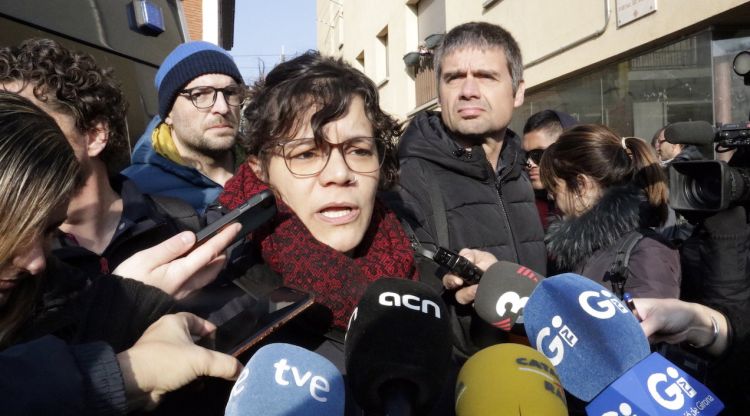 La diputada de la CUP, Natàlia Sánchez, atenent els mitjans davant la comissaria de la policia espanyola. ACN