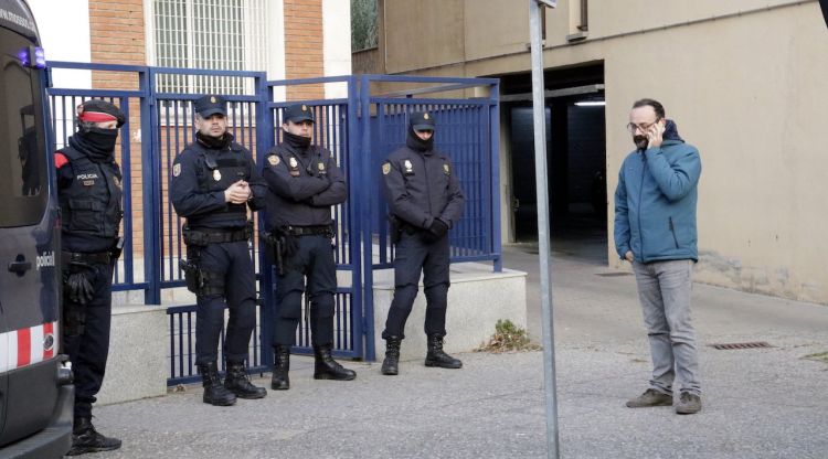L'advocat Benet Salellas davant la comissaria de la policia espanyola aquest matí. ACN