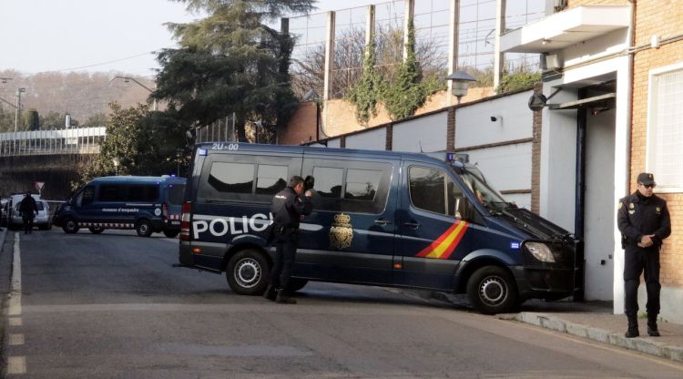 Una furgoneta de la policia espanyola entrant a la comissaria. ACN