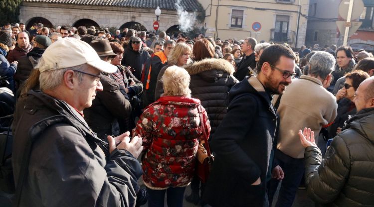 El regidor de la CUP a Girona Lluc Salellas entre els concentrats davant la comissaria de la policia espanyola. ACN