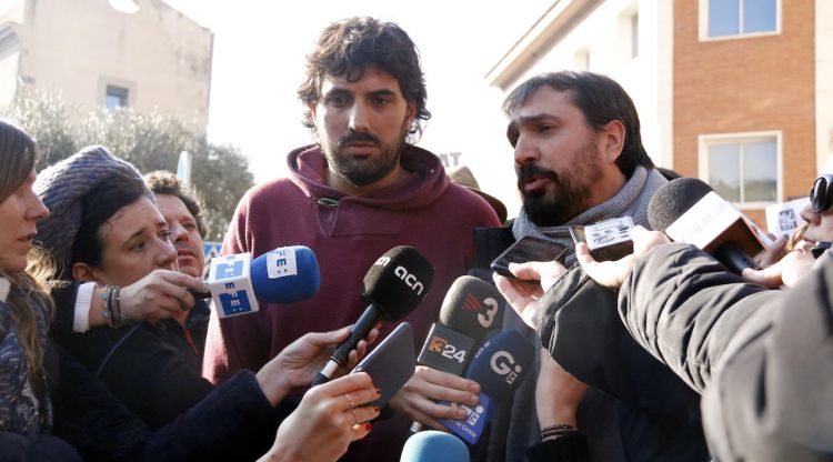 L'alcalde de Verges, Ignasi Sabater (esquerra) i el de Celrà, Dani Cornellà, atenent els mitjans després de sortir de la comissaria. ACN