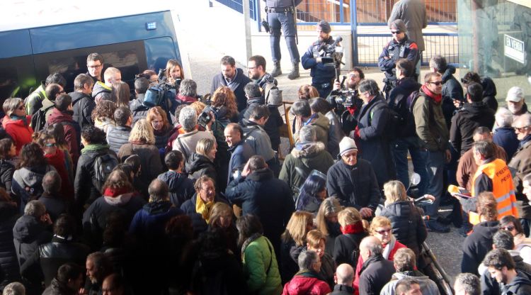 Alguns dels concentrats davant de la comissaria de la policia espanyola a Girona aquest matí. ACN