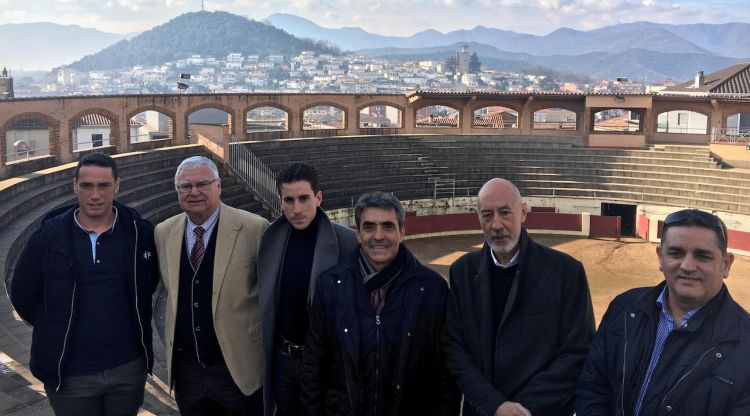 Els representants taurins a la plaça d'Olot