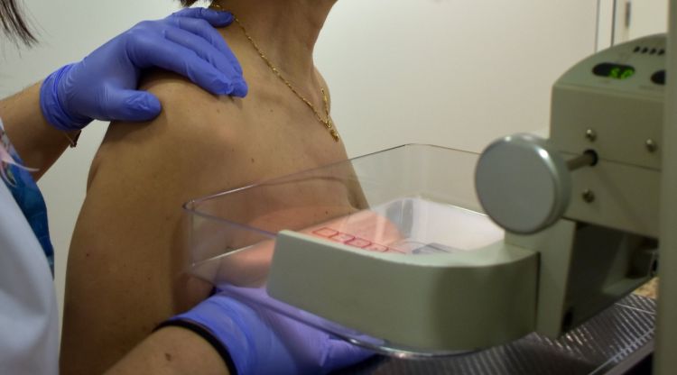 Una pacient realitzant una mamografia (arxiu)