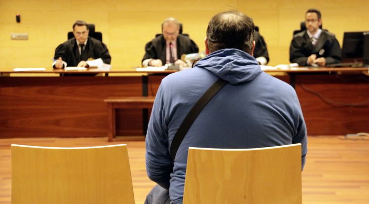 L'acusat de violar un menor a Blanes i amenaçar-lo perquè li enviés imatges sexuals durant el judici a l'Audiència de Girona. ACN