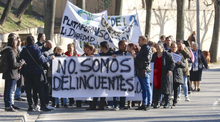 Els veïns de Font de la Pólvora en la manifestació cap a l'Ajuntament de Girona en contra dels talls de llum. ACN