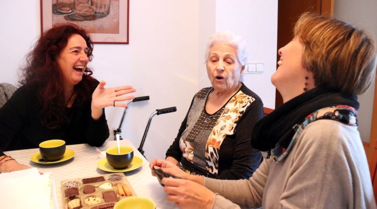 La Rosa, la Mariona i la Pilar xerrant aquest dissabte al pis de la primera. ACN