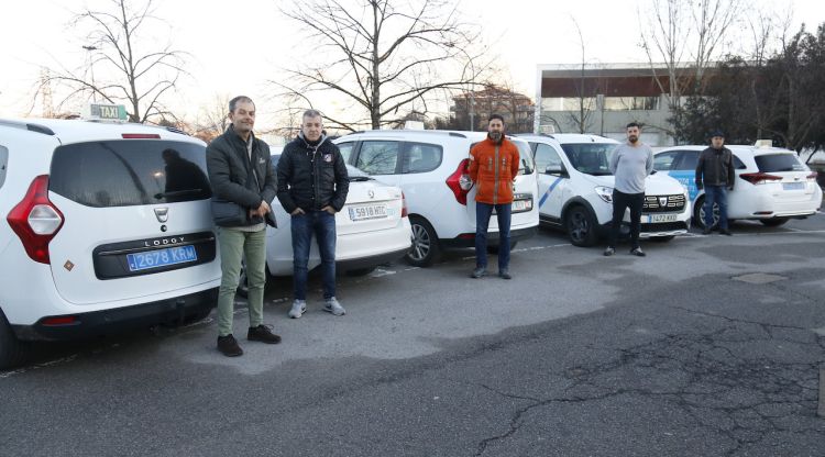 Alguns dels taxistes gironins que han decidit fer una marxa lenta fins a Barcelona. ACN