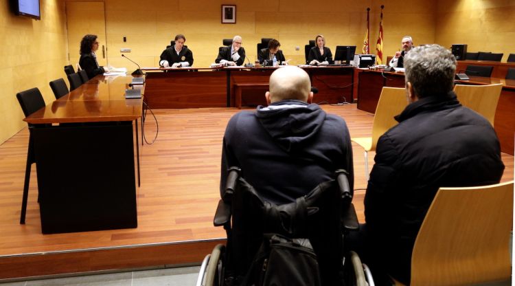La sala de vistes de l'Audiència de Girona, amb l'acusat i el seu intèrpret en primer pla. ACN