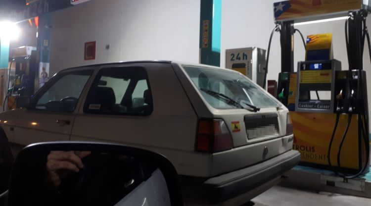 El vehicle aparcat davant els sortidors de gasolina. @ermengolpunsola