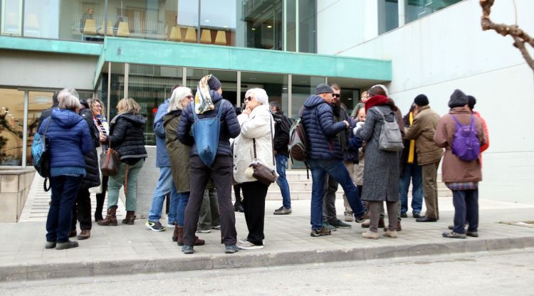 La vintena de persones que s'han concentrat davant dels jutjats per donar suport als investigats. ACN