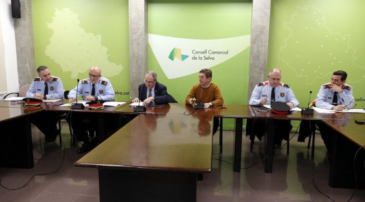 Els Mossos d'Esquadra, Albert Ballesta, i el president del Consell Comarcal de la Selva, Salvador Balliu, en la reunió d'alcaldes de la Selva. ACN