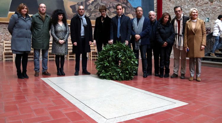 Al centre, la directora dels Museus Dalí, Montse Aguer, i l'alcalde, Jordi Masquef, acompanyats de diversos regidors durant l'ofrena. ACN
