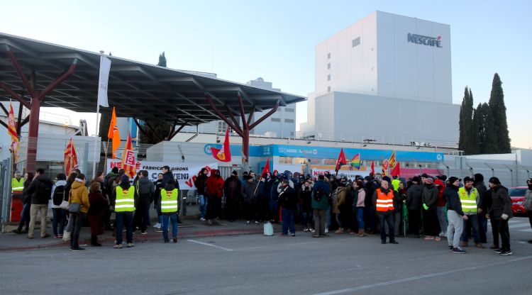 Treballadors concentrats a les portes de la fàbrica Nestlé de Girona, que viu la seva primera vaga després de divuit anys. ACN