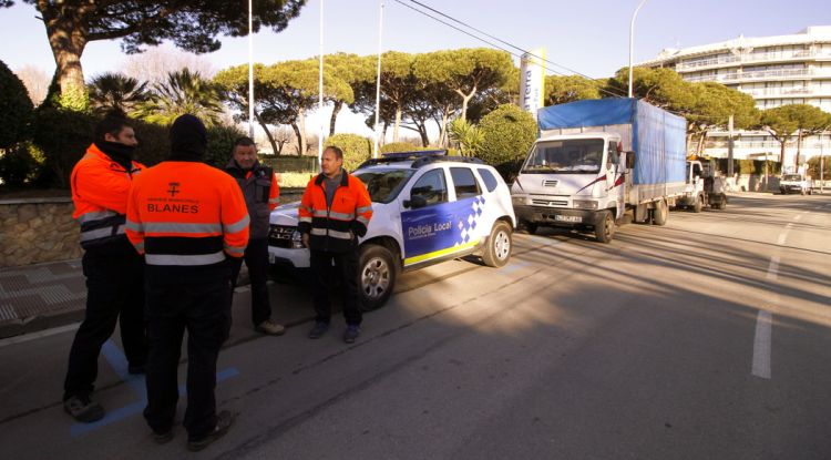 La comitiva municipal fora del càmpin després que se'ls prohibís l'entrada