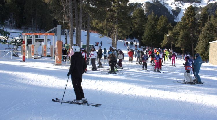 La zona baixa de l'estació de la Molina (Cerdanya) amb desenes d'esquiadors arribant a un dels remuntadors aquest matí. ACN