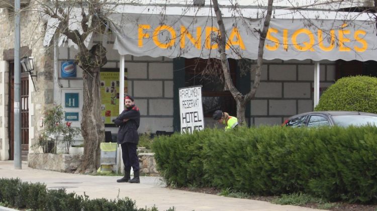 Agents dels Mossos d'Esquadra a l'entrada de la fonda Siqués, ahir al matí © AG