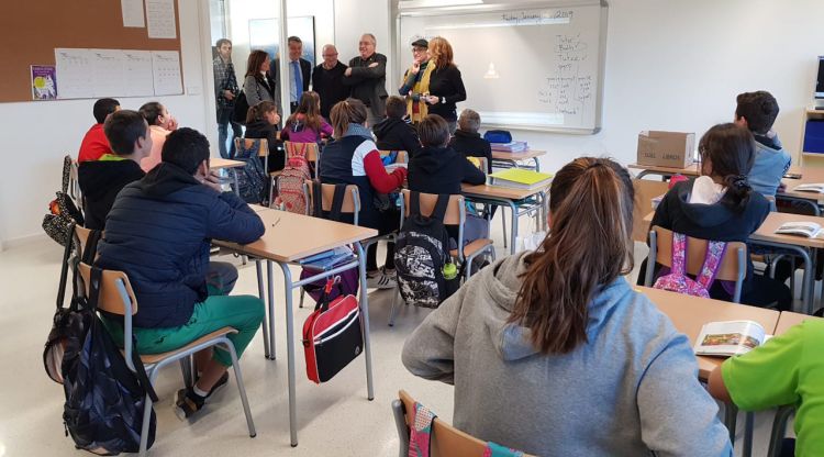 El conseller d'Educació, Josep Bargalló, a una aula del nou Institut escola Mestre Andreu de Sant Joan de les Abadesses