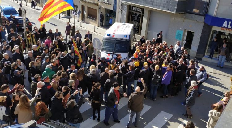 Pla general de l'enfrontament entre antifeixistes i Ciutadans a Torroella de Mongrí. ACN