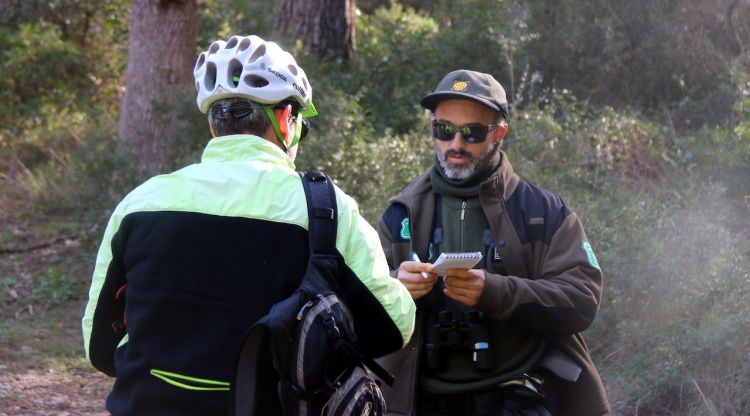 Un agent rural advertint un ciclista que circula per una zona prohibida al Montgrí. ACN
