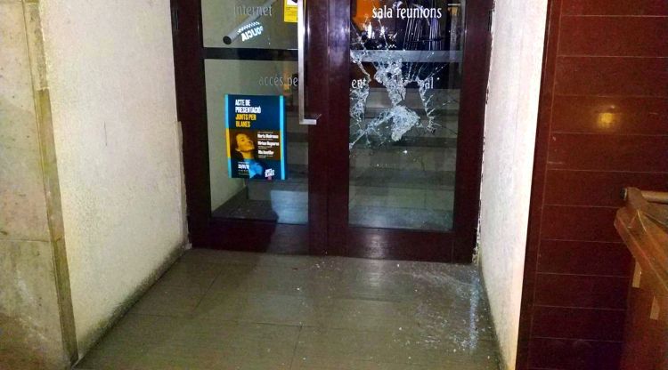 La porta que va forçar el lladre i el vidre trencat