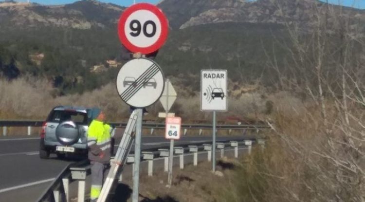 Un operari de manteniment canviant la senyal de velocitat