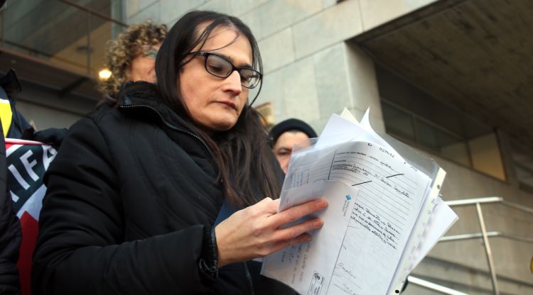 La Laia Cruañas fullejant la documentació que ha entregat aquest 30 de gener del 2019 al Registre Civil. ACN