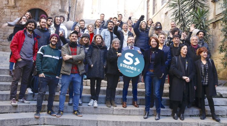 Els artistes i administracions que donen suport a l'Strenes a la pujada de Sant Domènec de Girona. ACN
