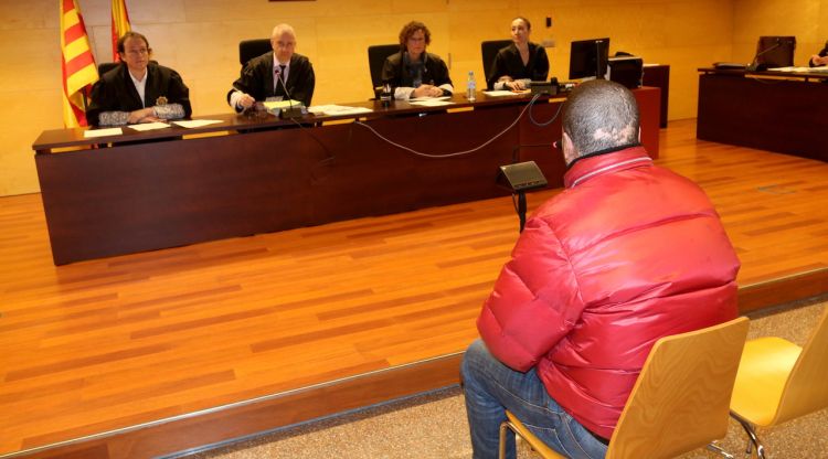 L'acusat, d'esquenes, avui davant el tribunal de la Secció Quarta de l'Audiència de Girona. ACN