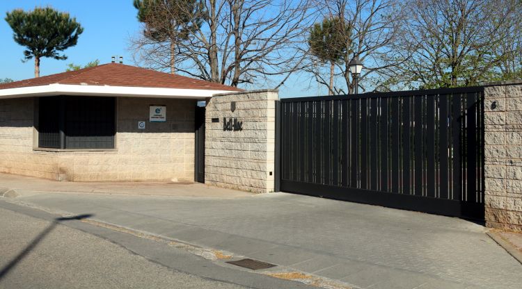 L'entrada de l'escola Bell-lloc del Pla de Girona. ACN